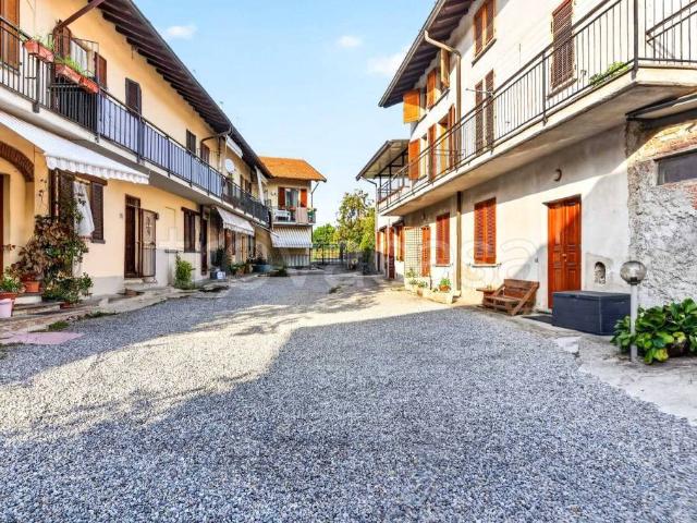 Villa bifamiliare in vendita a Carugo via per Gattedo