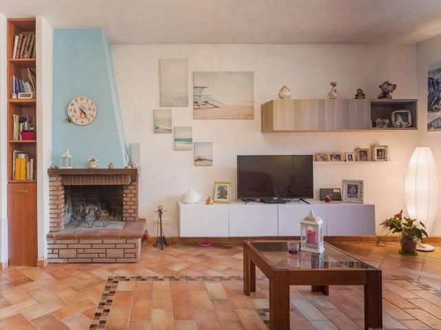 Villa bifamiliare in vendita a Cascina