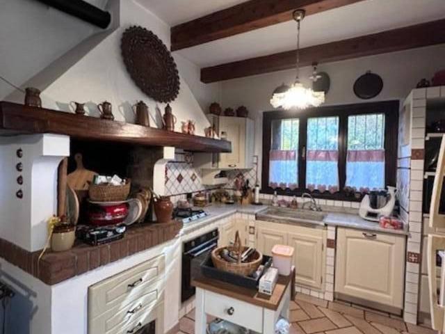 Villa bifamiliare in vendita a Cascina