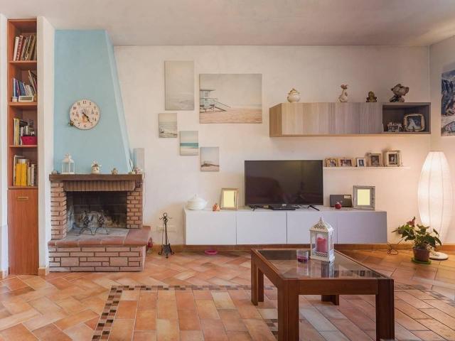 Villa bifamiliare in vendita a Cascina