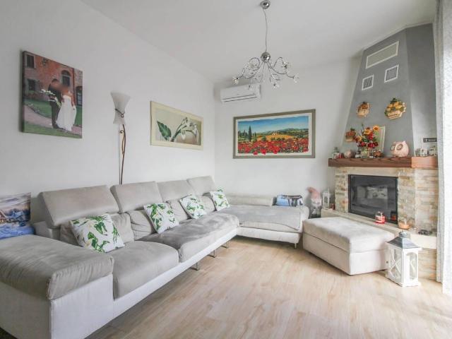 Villa bifamiliare in vendita a Cascina