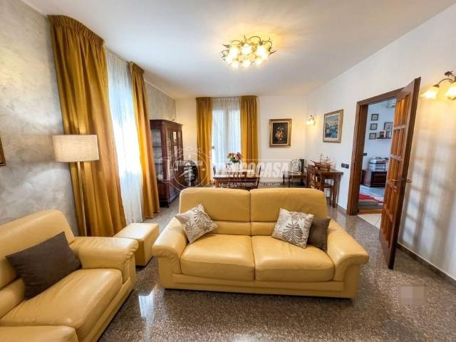Villa bifamiliare in vendita a Castelnuovo Rangone via lombardia