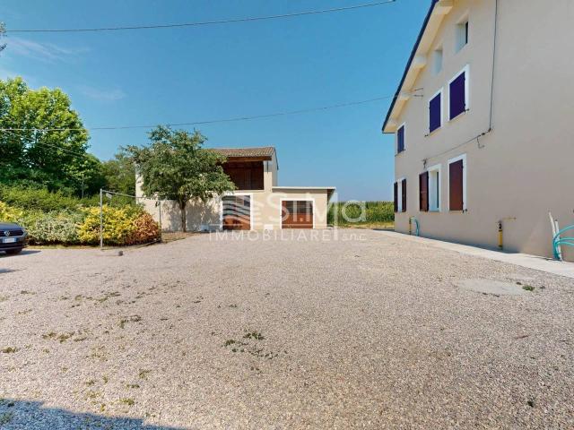 Villa bifamiliare in vendita a Cento