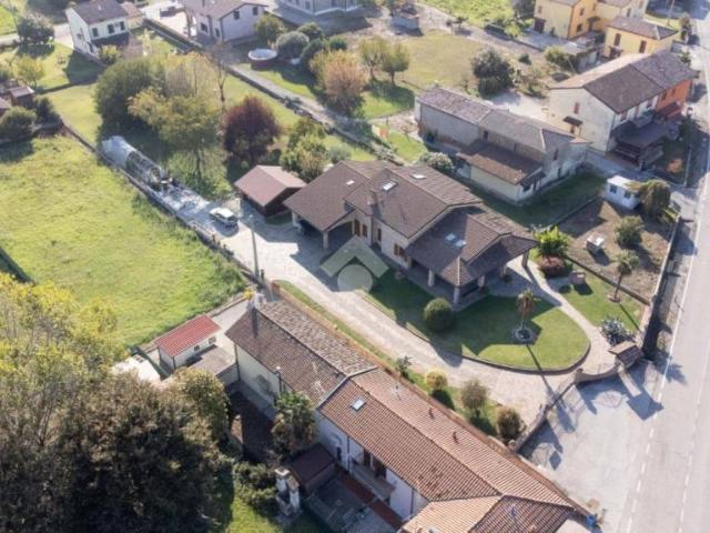 Villa bifamiliare in vendita a Cento via Correggio, 485