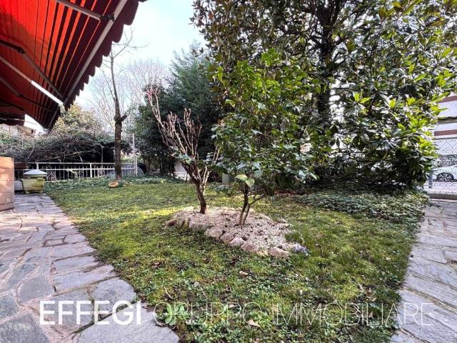 Villa bifamiliare in vendita a Cernusco sul Naviglio via Ippolito Nievo