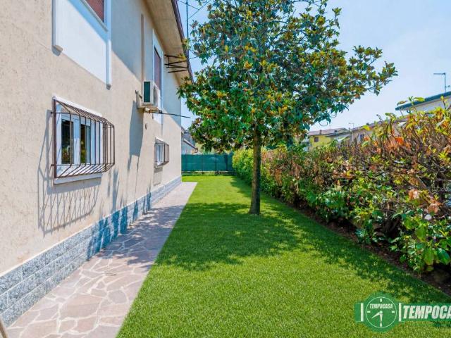 Villa bifamiliare in vendita a Cerro, Cerro al Lambro