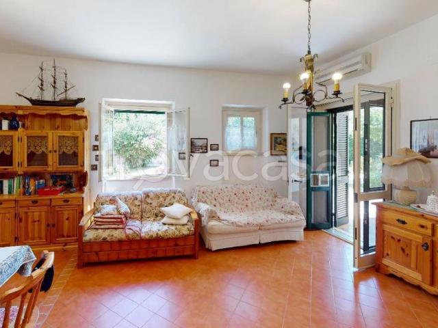 Villa bifamiliare in vendita a Cerveteri via Saturnia