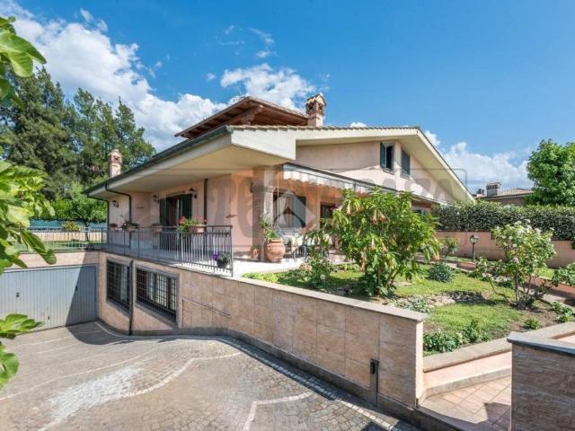 Villa bifamiliare in vendita a Ciampino via Ariccia, 10