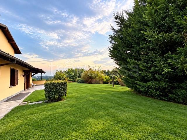 Villa bifamiliare in vendita a Cucciago