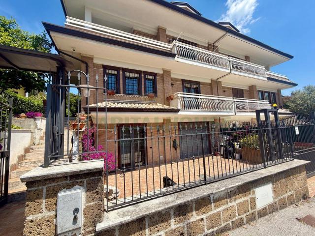 Villa bifamiliare in vendita a Avellino, Contrada Pennini