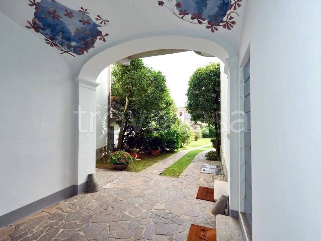 Villa bifamiliare in vendita a Borgo Ticino piazza Martiri, 16