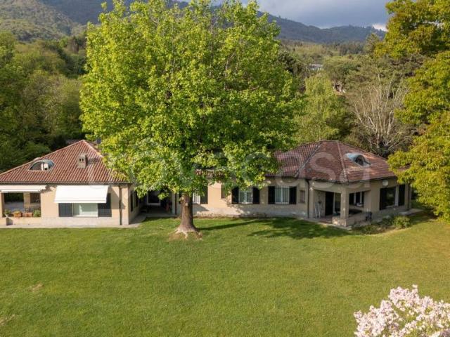 Villa bifamiliare in vendita a Barasso via Monviso, 9