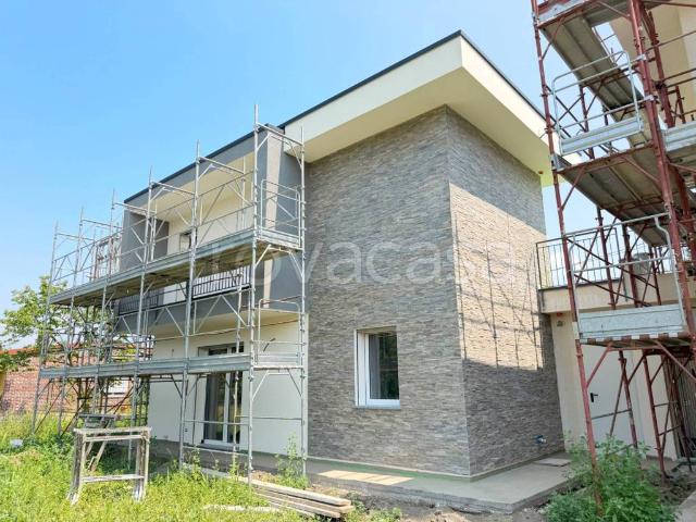 Villa bifamiliare in vendita a Biandronno via Molinari