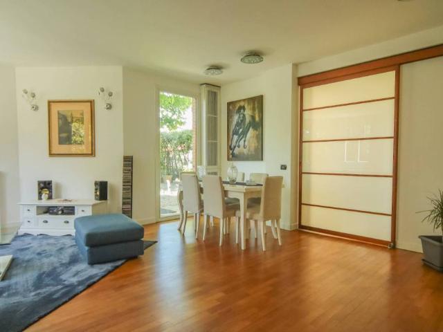 Villa bifamiliare in vendita a Biassono via Europa, 1