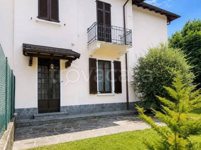 Villa bifamiliare in vendita a Binago via Roma, 48