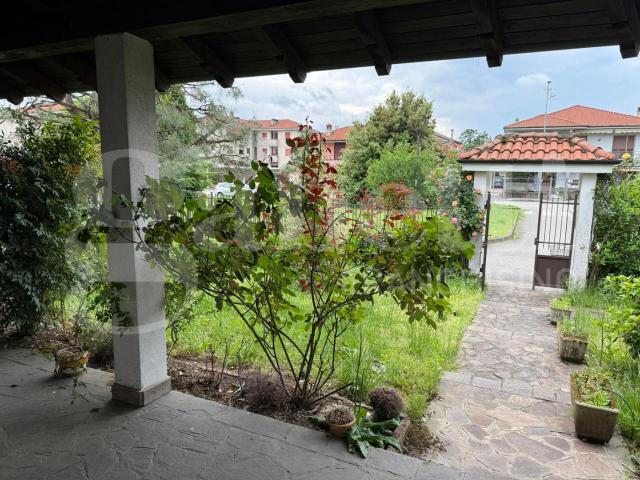 Villa bifamiliare in vendita a Buscate