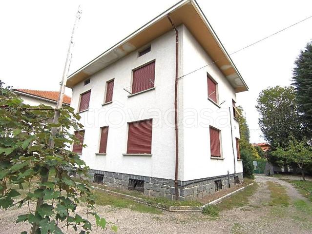 Villa bifamiliare in vendita a Gozzano via Roma, 7