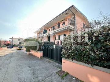 Villa bifamiliare in vendita a Giugliano In Campania