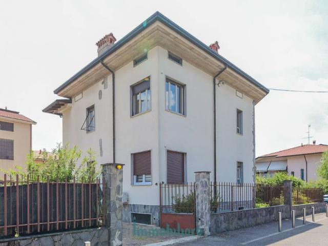 Villa bifamiliare in vendita a Giussano via 24 Maggio, 23
