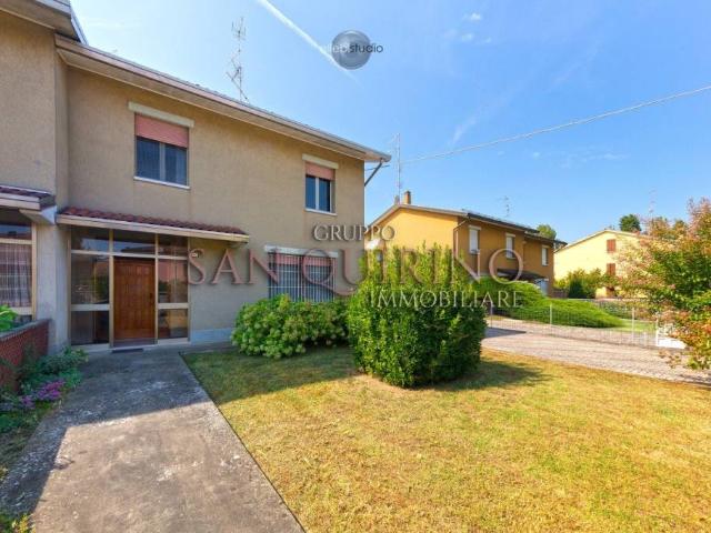 Villa bifamiliare in vendita a Guastalla via Vegri, 4/3