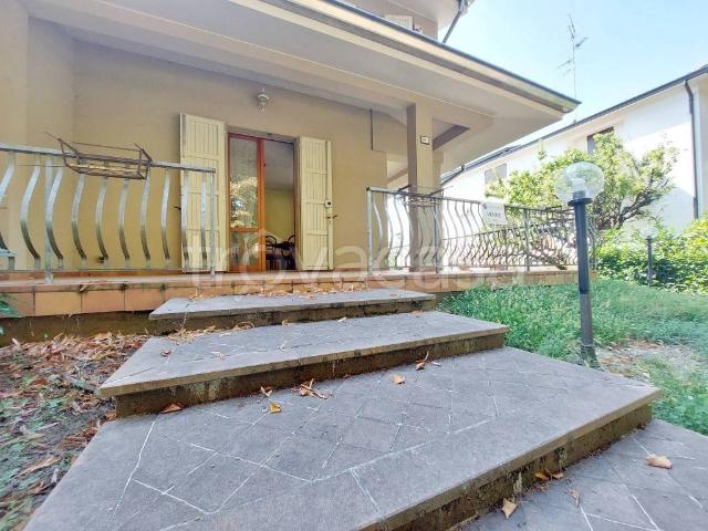 Villa bifamiliare in vendita a Guastalla via Marino Mazzacurati