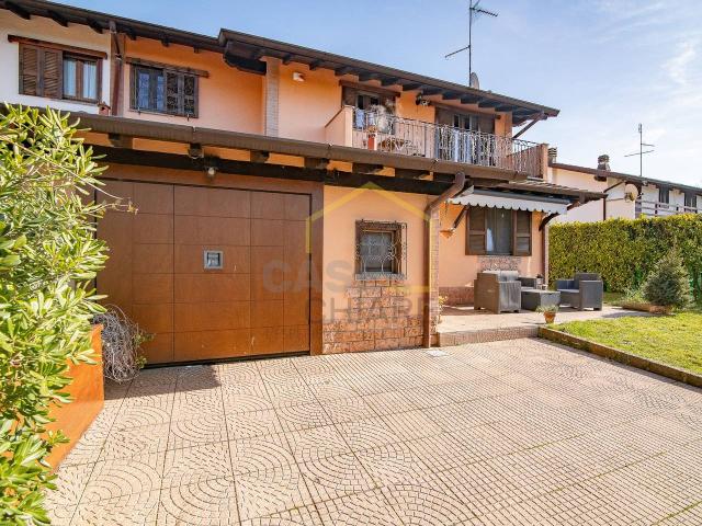 Villa bifamiliare in vendita a Gudo Visconti