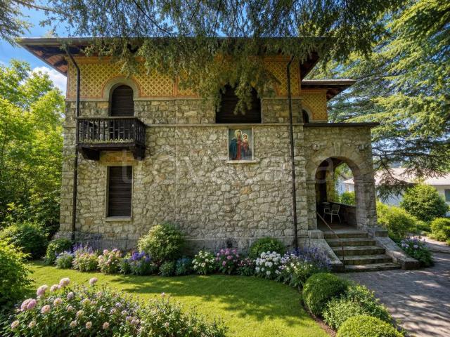 Villa bifamiliare in vendita a Esino Lario via Adamello, 24