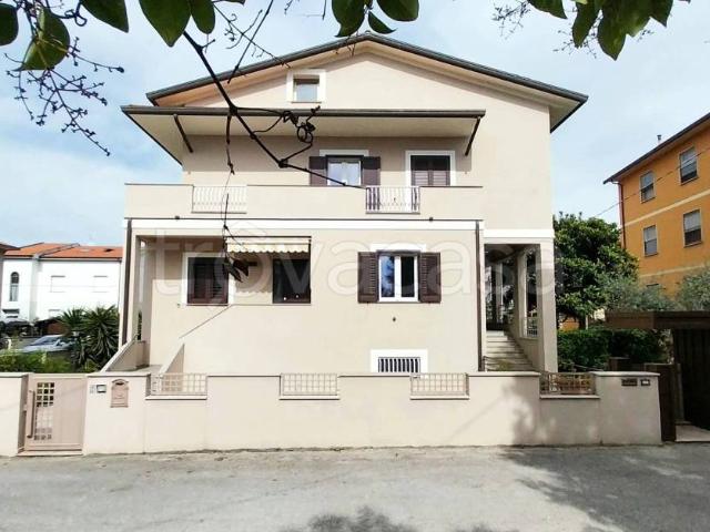 Villa bifamiliare in vendita a Foligno via Laghi di Pilato