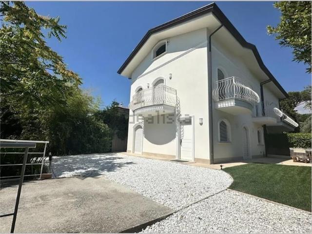Villa bifamiliare in vendita a Forte Dei Marmi