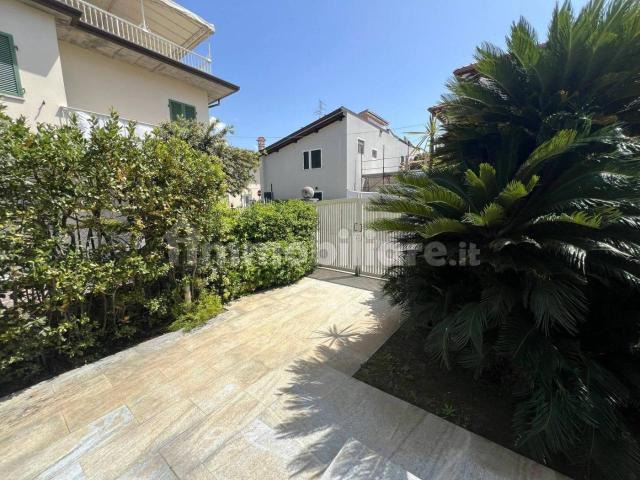 Villa bifamiliare in vendita a Forte Dei Marmi