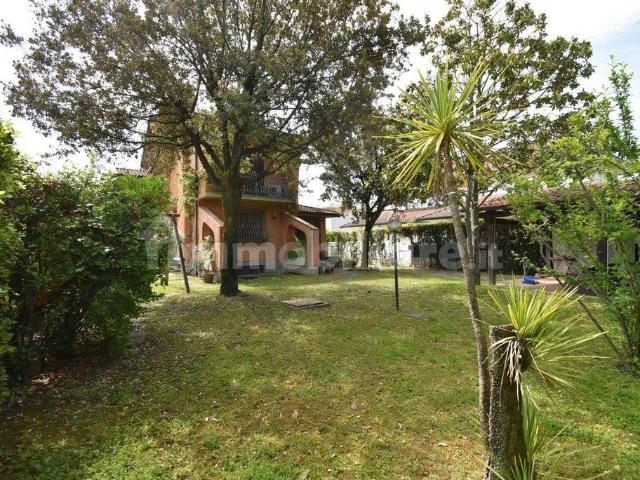 Villa bifamiliare in vendita a Forte Dei Marmi