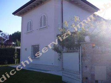 Villa Indipendente in vendita a Forte dei Marmi - Giardino