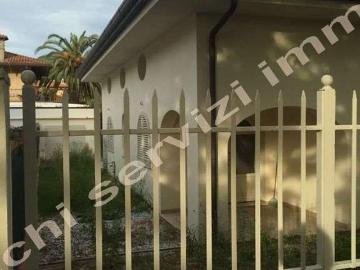 Villa Indipendente in vendita a Forte dei Marmi - Giardino