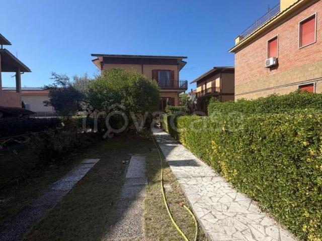 Villa bifamiliare in vendita a Fara in Sabina via Terenzio Varrone, Passo Corese