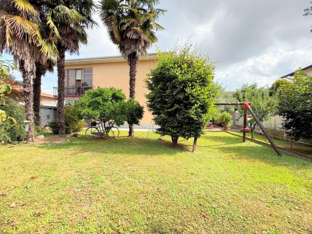Villa bifamiliare in vendita a Ferno
