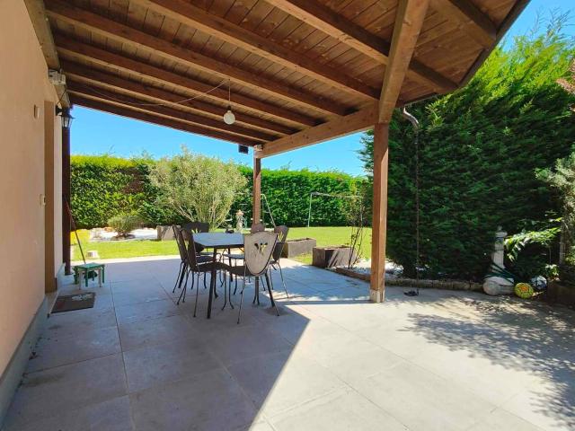villa bifamiliare in vendita a Ferrara, Corlo