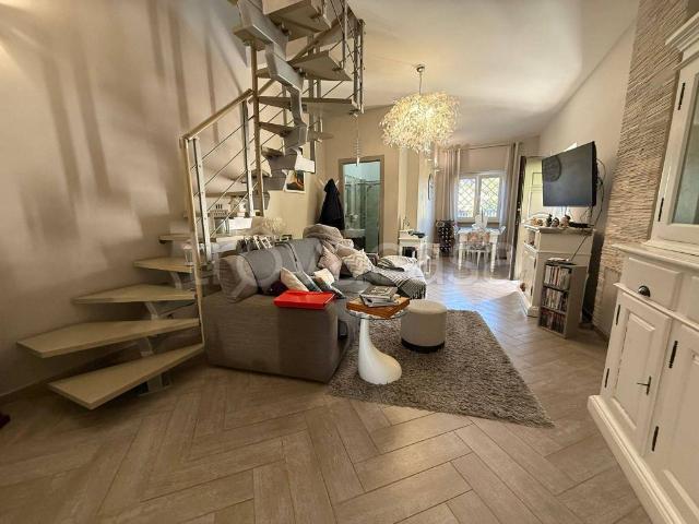 Villa bifamiliare in vendita a Fiumicino via Mario Aramu, Isola Sacra
