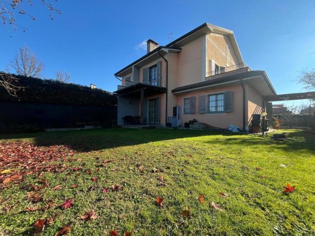 Villa bifamiliare in vendita a Ozzero