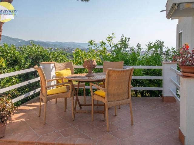 Villa bifamiliare in vendita a Loano