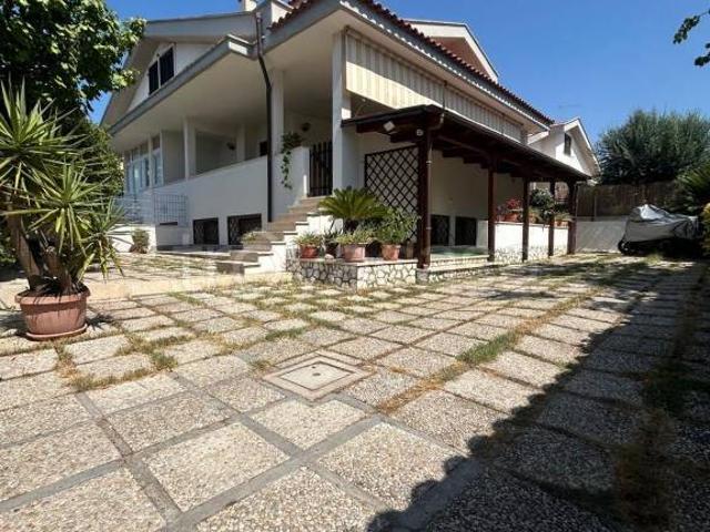 Villa bifamiliare in vendita a Ladispoli via delle Gardenie