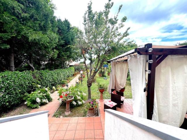 Villa bifamiliare in vendita a Livorno, Monterotondo