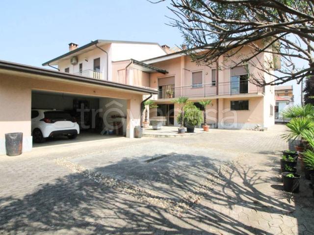 Villa bifamiliare in vendita a Limbiate via Bainsizza, 40