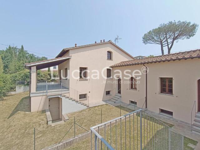 Villa bifamiliare in vendita a Lucca