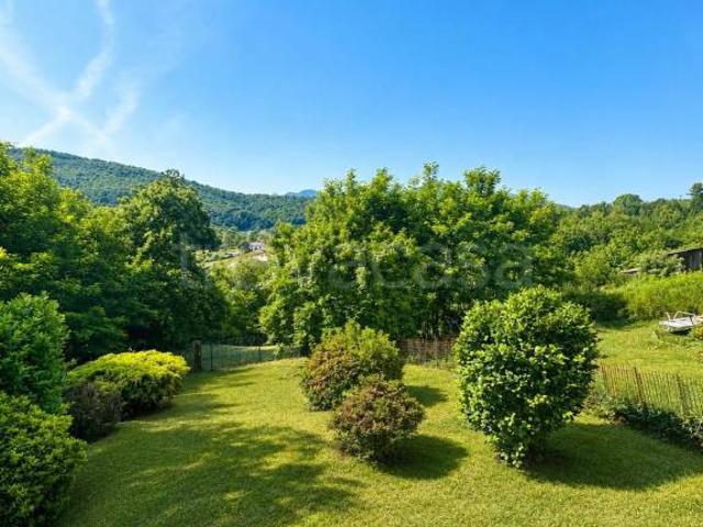 Villa bifamiliare in vendita a Luino via Brughiere