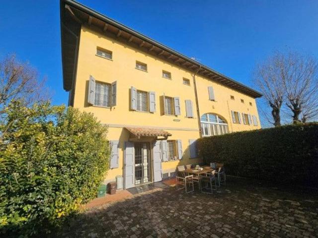 Villa bifamiliare in vendita a Modena