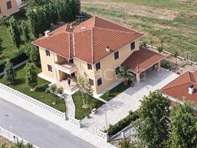 Villa bifamiliare in vendita a Montechiarugolo via Partigiani d'Italia, Basilicagoiano