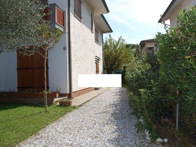 Villa bifamiliare in vendita a Montignoso