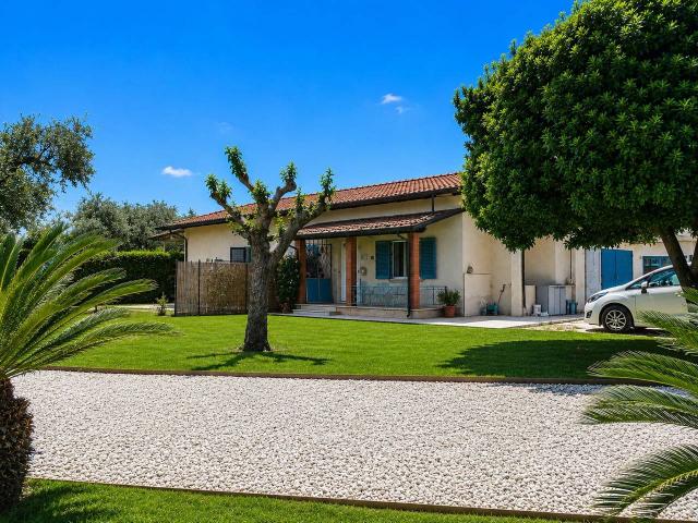 Villa bifamiliare in vendita a Montignoso
