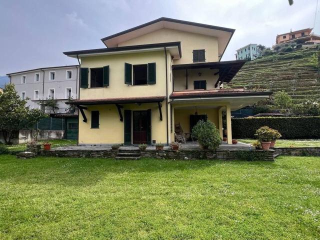 Villa bifamiliare in vendita a Montignoso