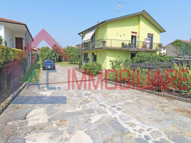 Villa bifamiliare in vendita a Mornago via Stazione, 10